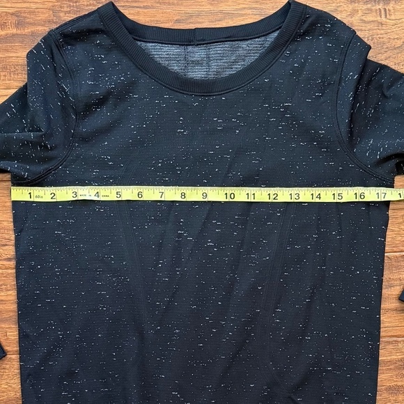 Lululemon Black Speckled Relaxed Swiftly Long Sleeve, size 4 - Picture 2 of 4